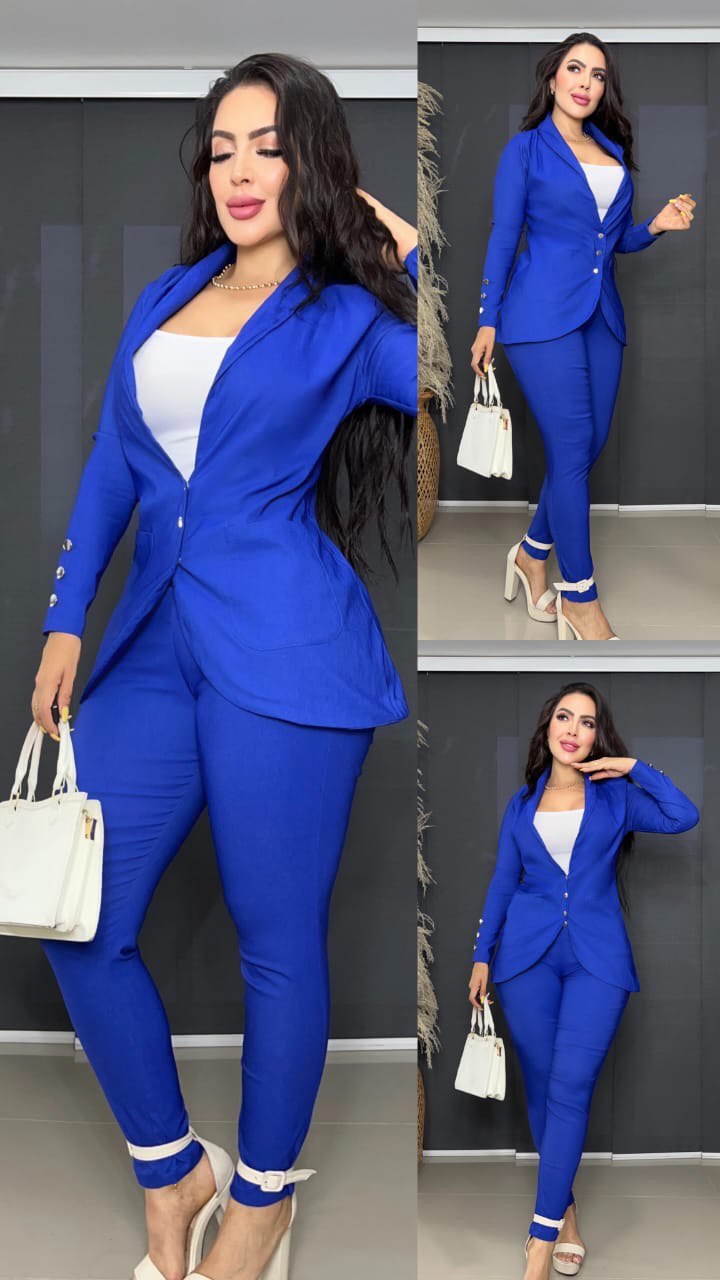 Conjunto de dama de tres piezas azul, blazer y pantalón entallado, blusa blanca, look elegante
