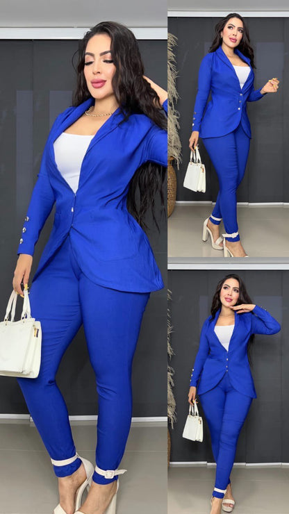Conjunto de dama de tres piezas azul, blazer y pantalón entallado, blusa blanca, look elegante
