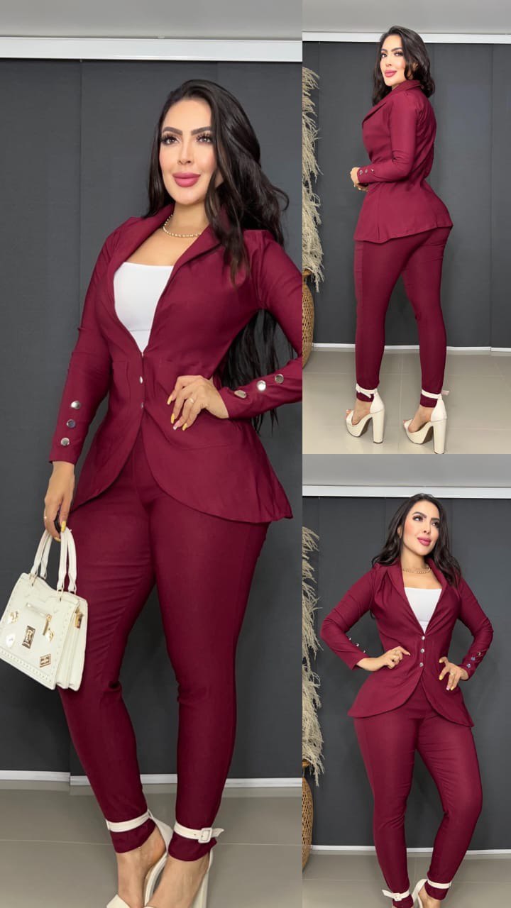 Conjunto de mujer elegante de tres piezas en color vino, con blazer y pantalón, ideal para oficina