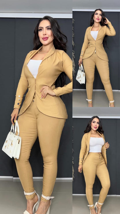 Conjunto de mujer beige con blazer, pantalón ajustado y top blanco, look elegante moderno.
