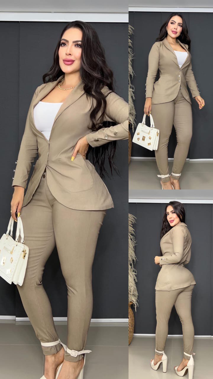 Conjunto de dama beige de tres piezas: blazer, pantalón ajustado y blusa blanca elegante.