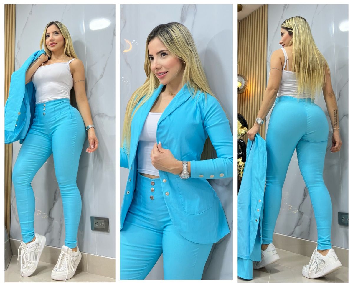 Conjunto de mujer de tres piezas azul celeste, chaqueta, pantalón ajustado y top blanco.