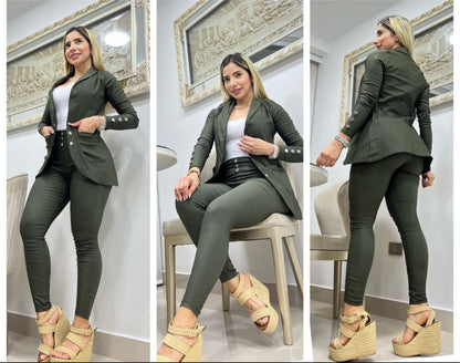 Conjunto de dama de tres piezas verde oliva, blazer, pantalón ajustado y blusa blanca, moda elegante para mujer