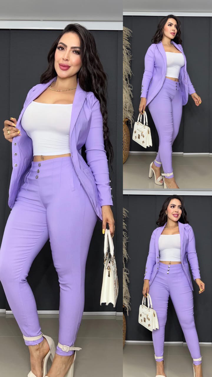 Mujer con conjunto de tres piezas lila, blazer y pantalón, top blanco, bolso y tacones elegantes.