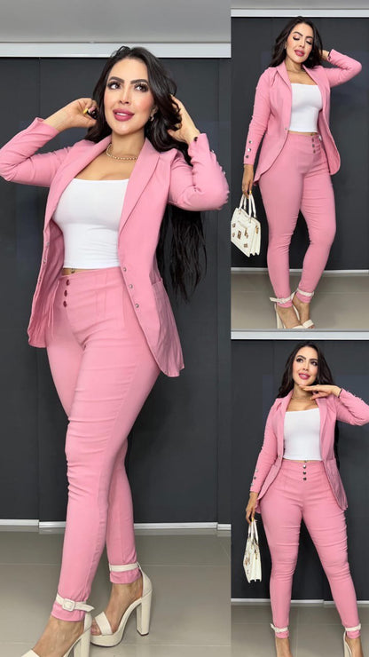 Conjunto de mujer elegante de tres piezas en color rosa con blazer, pantalón y top blanco