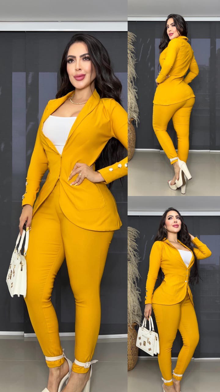 Conjunto de mujer amarillo mostaza de tres piezas con blazer, pantalón y top blanco, moda elegante.