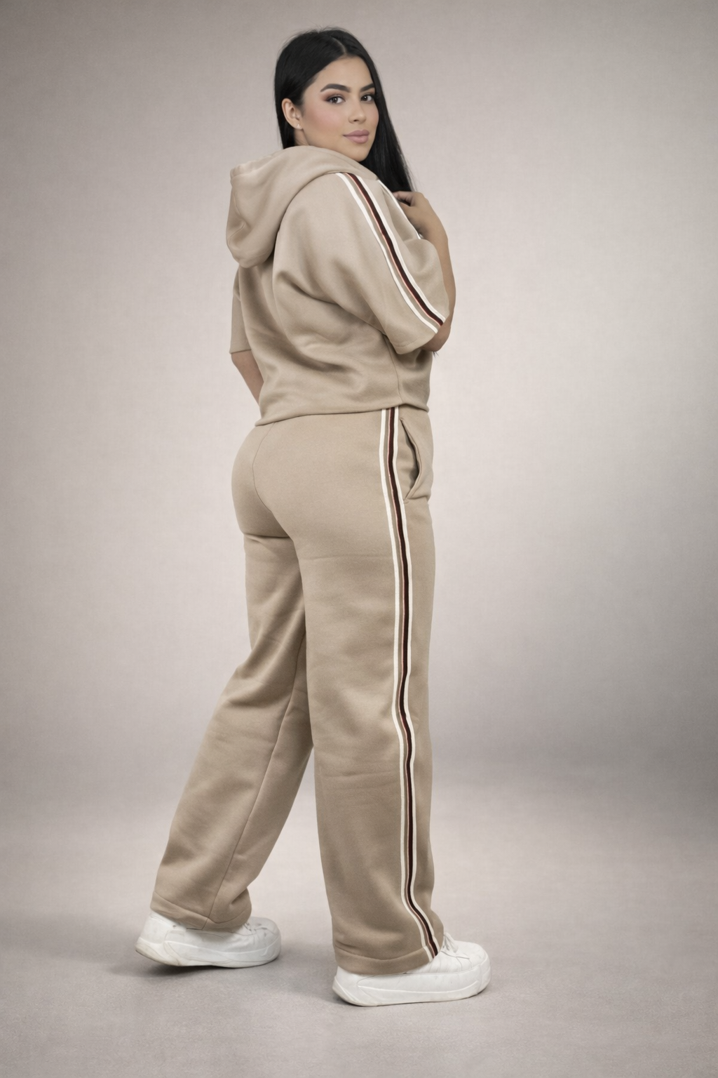 Conjunto de sudadera y pantalón beige con rayas, estilo casual para mujer
