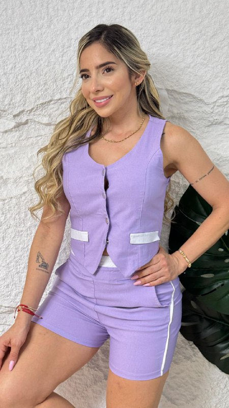 Mujer con conjunto de chaleco y short lila, ropa casual de moda para mujer